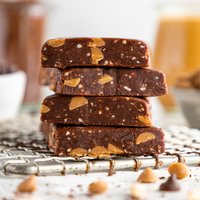 Chocolate Peanut Butter Protein Bars | GoMacro